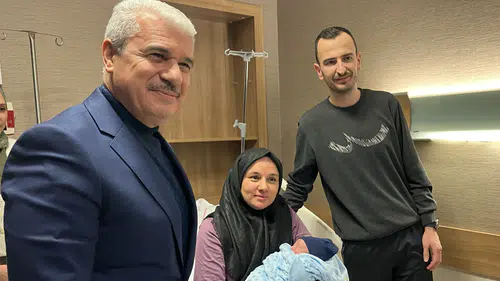 Konya'da yeni yılın ilk bebeği Alparslan bebek oldu: Hediyesi Vali Akın'dan