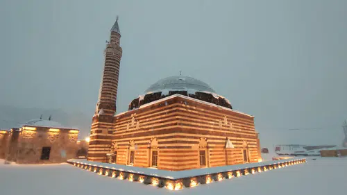 Tarih ve sanat buluştu: Tarihi Hüsrev Paşa Camii'nde gece ışıltısı