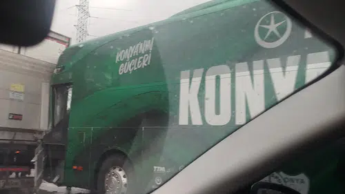 Konyaspor'un takım otobüsü TIR'la çarpıştı: Yarın Beşiktaş ile oynayacaklardı