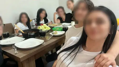 Öğretmen kız öğrencileri ders saatinde evine temizliğe götürdü