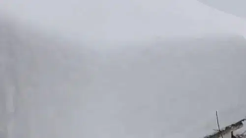 Öyle bir kar yağdı ki: "Evimi yıkılacak" videosu çekip yardım istediler