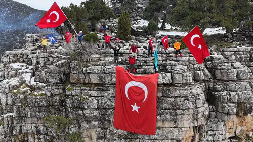 Konya'da kral hareket: Kurt Kayalarına bayrak için tırmandılar