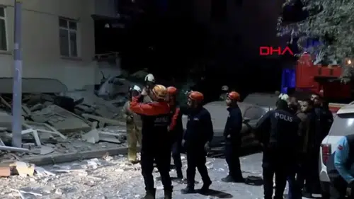 İstanbul'da 6 katlı bina çöktü: İnsanları kurtarma anları kamerada