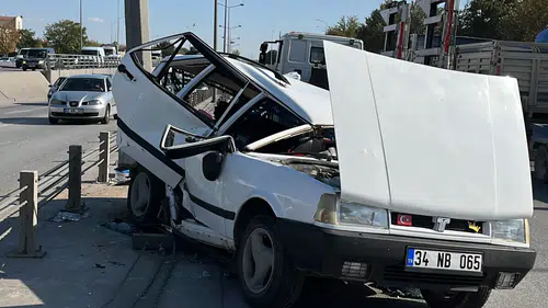 Konya'da kontrolden çıkan otomobil refüje çarptı: 4 yaralı