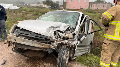 İşçi servisi ile otomobil kafa kafaya çarpıştı: 10 yaralı