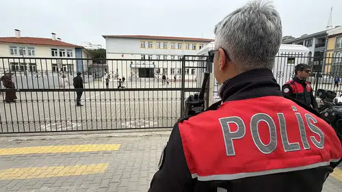 Okullarda büyük risk: Öğrenciler şiddeti kopya çekiyor