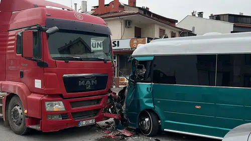 Konya'nın merkezinde hafriyat yüklü kamyon ile minibüs çarpıştı: 10 yaralı