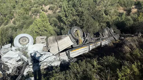 Konya-Antalya yolunda kömür yüklü tır şarampole devrildi: 2 yaralı