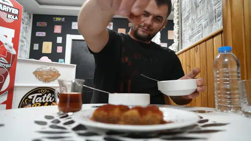 Tatlıyı bile acı biberle yiyor: "Pul biber en çok çaya ve tatlıya yakışıyor"