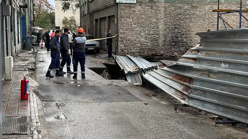 Konya'da inşaat yanında zemin çöktü doğal gaz ve su borusu patladı