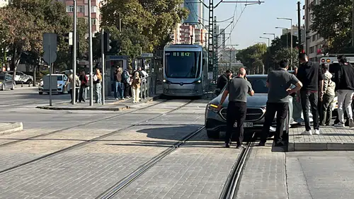 Konya'da tramvay seferini durduran kaza: Rayların üstünde kendini kilitledi