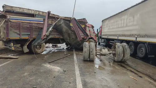 Konya'da kayganlaşan yolda kontrolden çıkan kamyon kaza yaptı