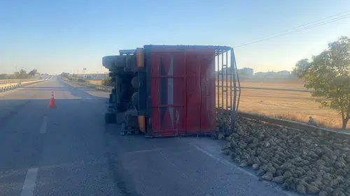 Konya'da pancar yüklü tır devrildi: 1 yaralı