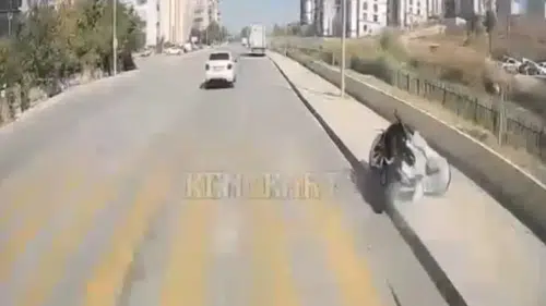 Sürücünün direğe çarptığı kaza anı: Motosiklet metrelerce sürüklendi
