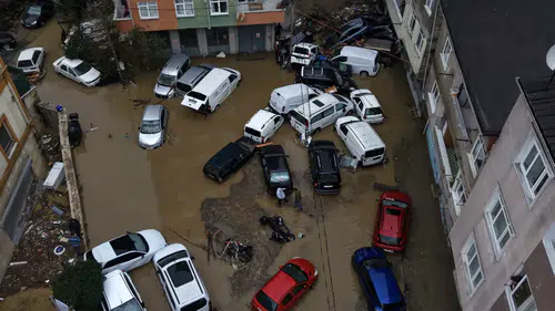 İstanbul'da sel sonrası hasar: Araçlar pert oldu