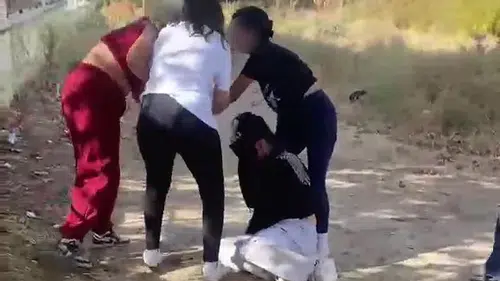Bu çocuklar ne yapıyor: Kızların şoke eden görüntüsü