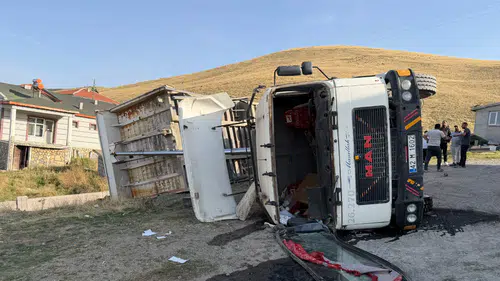 Konya’da hafriyat yüklü tır devrildi: 1 yaralı