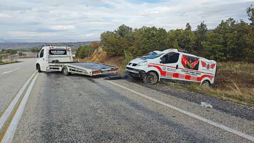 Konya yolunda özel cenaze nakil aracı şarampole devrildi
