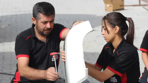 Konya'da babasını izleyerek büyüyen kız, kaportacılığı meslek edindi