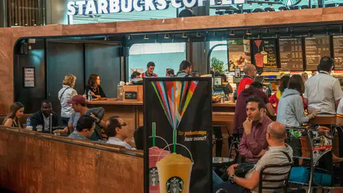 Starbucks artık işgaliye parası alacak: Bedava oturma dönemi bitiyor