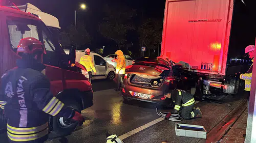 Konya'da lastiği patlayan otomobil, Tıra ok gibi saplandı