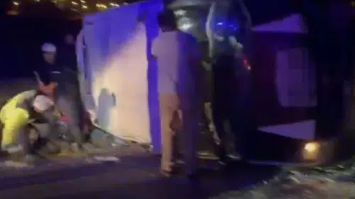 Tarım işçilerini taşıyan minibüs otomobille çarpıştı: 1 ölü, 7 yaralı