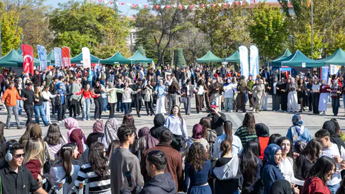 Selçuk Üniversitesinde tanışma şenliği: Halay çekildi, pilav kaşıklandı