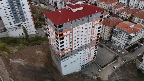 İstinat duvarı yıkıldı: Dev gibi apartmanın korkutucu gerçeği gün yüzüne çıktı