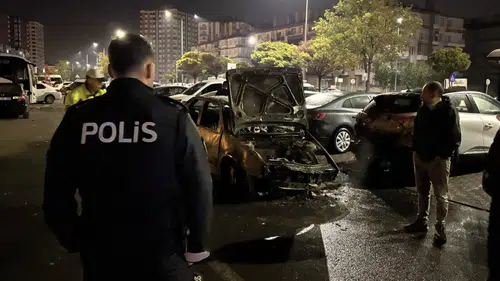 Kaza yapan otomobil alev aldı, park halindeki 3 araç zarar gördü