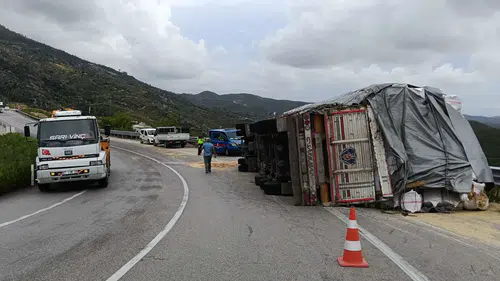 Konya-Antalya Yolu'nda saman balyası yüklü tır devrildi