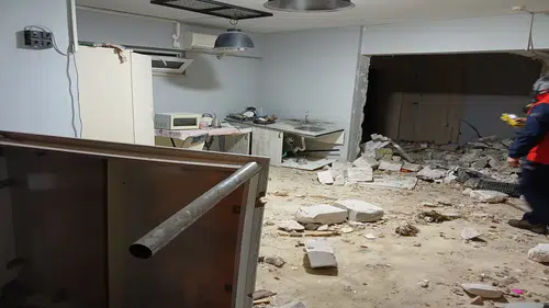 Kız yurdu adeta yerle bir oldu: Kız öğrenciler canlarını zor kurtardı