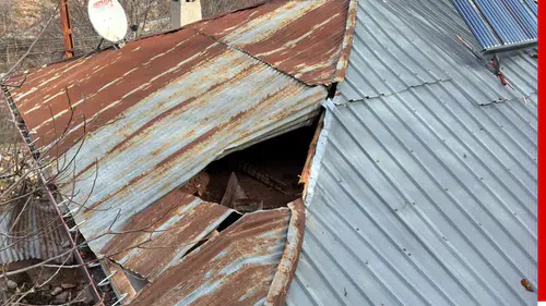 Konya'da dağdan kopan kaya parçası evin damına düştü