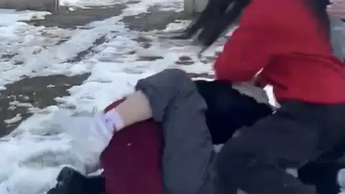 Akran zorbalığı: Ortaokul öğrencilerinin önünü kesip darp ettiler