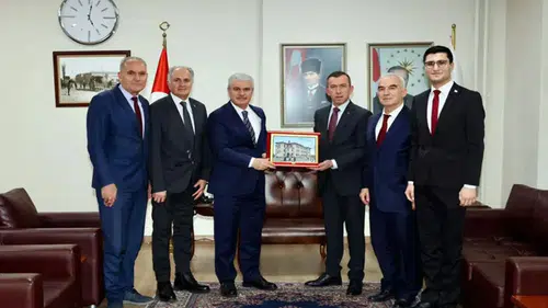 Konya Lisesi Mezunları Derneği ilk ziyaretini Vali Akın'a yaptı