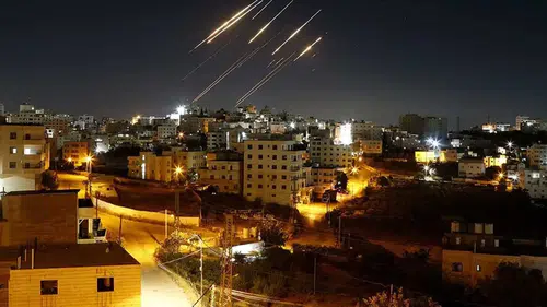 İran İsrail'e adeta füze yağdırıyor: Tel Aviv'de patlama sesleri