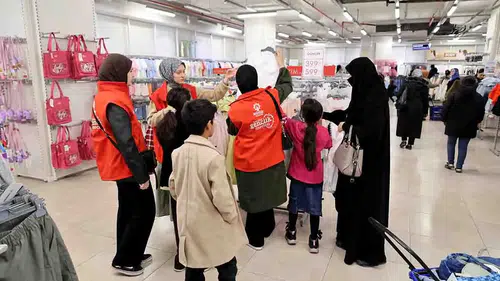 Konya'da bin 200 çocuk sevindi: Bayramlıklar alındı