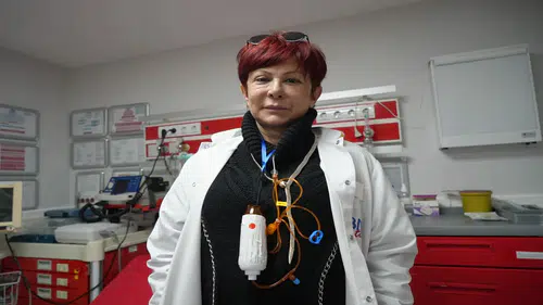 Boynunda kemoterapi, kalbinde meslek aşkı: İki farklı kanser ile mücadele eden hekim