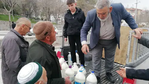 Konyalı üretici tonlarca sütü bedava dağıttı: Kardeşliğe katkı