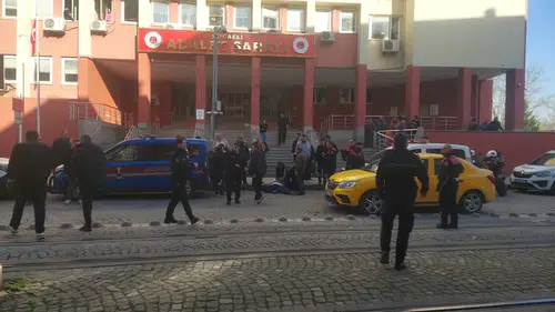 Tacizcisini duruşma çıkışı kalbinden bıçaklayıp öldürdü