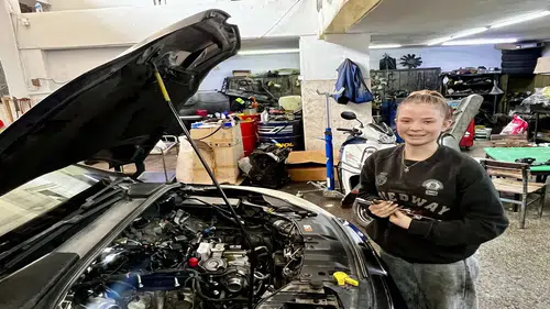 17 yaşındaki oto tamircisi genç kız sanayi esnafının kalbine taht kurdu