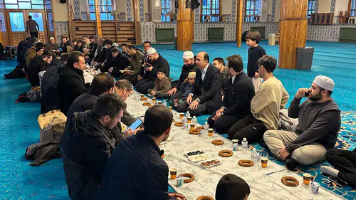 Konya'daki bu iftarın menüsünde simit, hurma, zeytin ve  peynir var