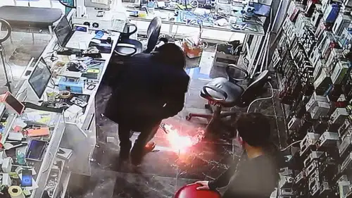 Cep telefonu bomba gibi patlayıp alev aldı: O anlar kamerada