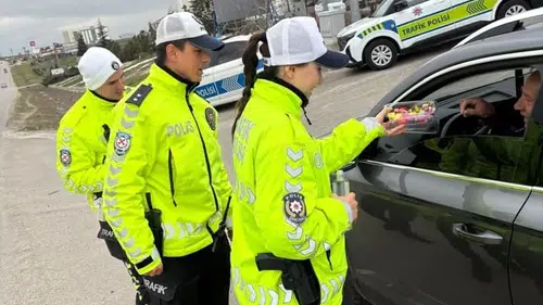 Bugün bayram: Trafik ekiplerinden  şekerli ve kolonyalı trafik uygulaması