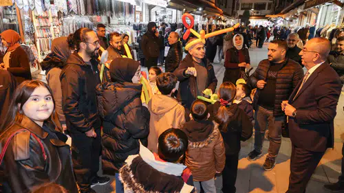 Başkan Kavuş, tarihi Bedesten'de: Esnafın bayram coşkusuna ortak oldu