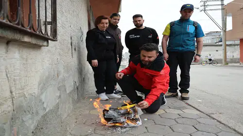 Mahallenin bakkal borcunu ödeyip, veresiye defterini yaktı
