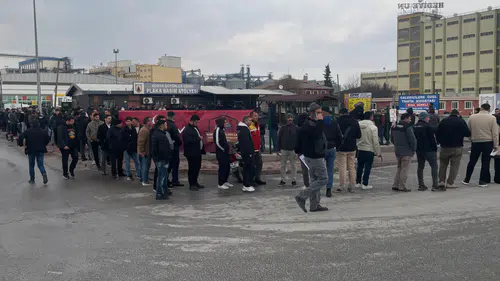Konya'da ceza yemek istemeyen soluğu bu kuyrukta alıyor