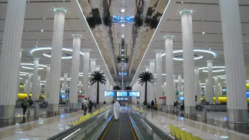 Dubai'de neler oluyor? Havalimanı vuruldu 4 kişi yaralandı