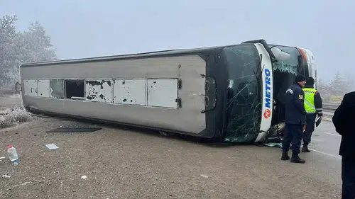 Konya'nın meşhur yolunda facia! Otobüs devrildi çok sayıda yaralı var
