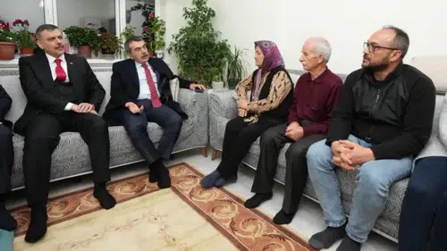 Konya'da hüzünlü buluşma: Bakanlardan öldürülen öğretmenin ailesine taziye