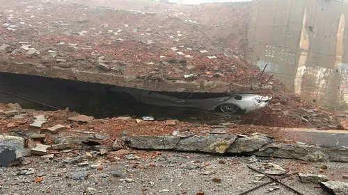 Büyük bir faciadan dönüldü: Okulun istinat duvarı çöktü